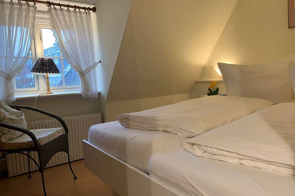 Ganze Wohnung, Wohnen unter Reet in zentraler Ortlage in Nebel, Amrum