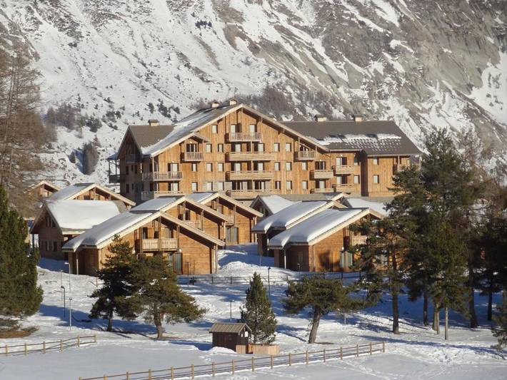 Appart’hôtel pour 6 personnes, avec terrasse et sauna ainsi que jardin et piscine