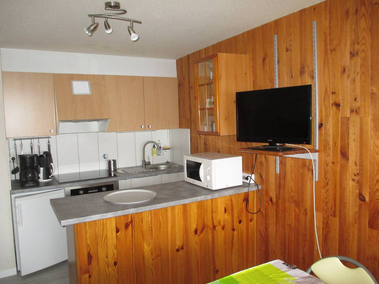 Studio entier, Studio Cœur de station avec Balcon, Proche Pistes in Super Besse, Besse-et-Saint-Anastaise