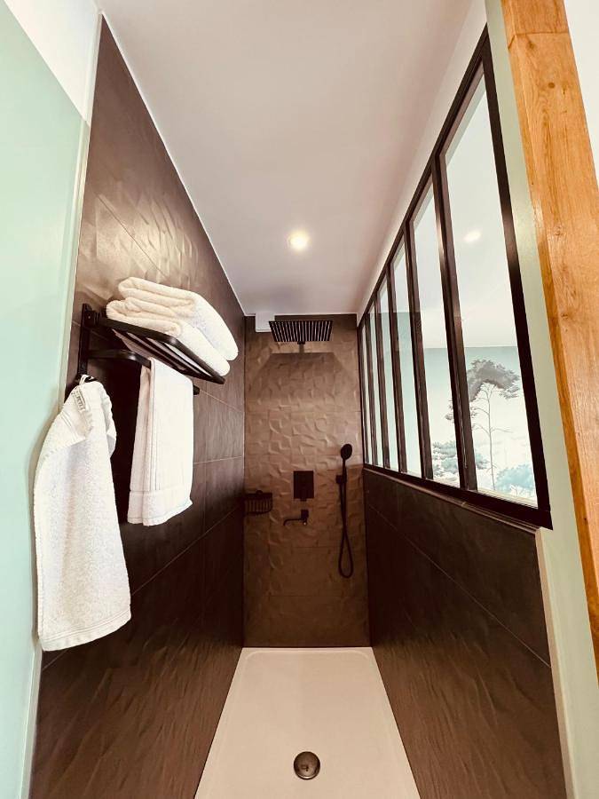 Chambre d’hôte pour 2 personnes, avec Balcon et Terrasse ainsi que Jardin et Piscine à Saint-Mitre-les-Remparts