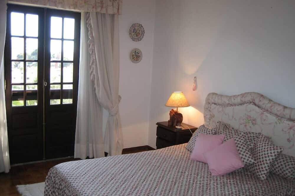 Ein Haus Mit Garten In Sesimbra, Nur 900M Vom Strand Gelegen Und 35 Km Von Lissabon Entfernt, Mit Meer- Und Schlossblick in Sesimbra, Halbinsel von Setúbal
