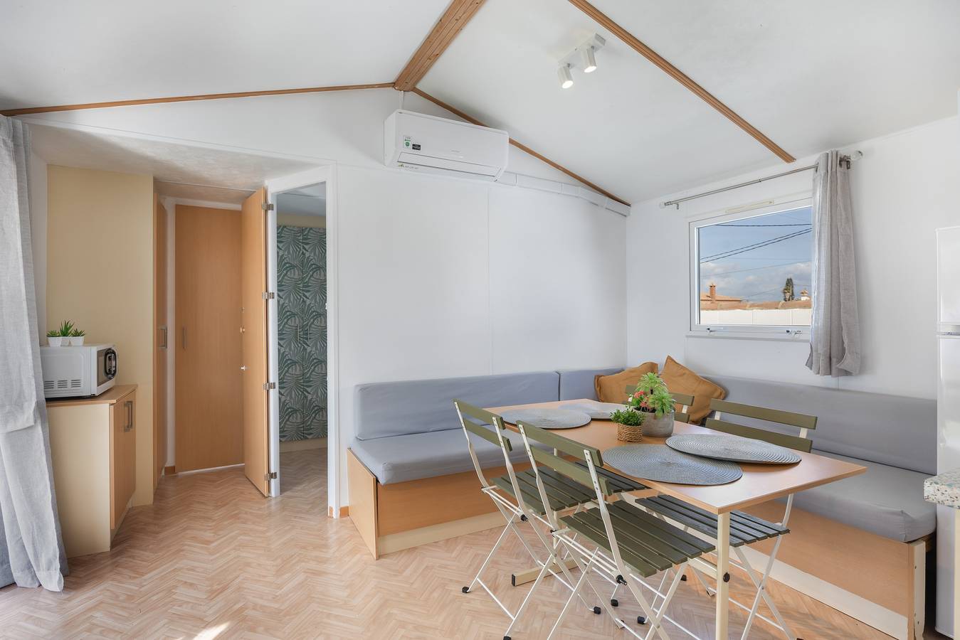 Casa de vacaciones 'El Olivo 1' con piscina compartida, Wi-Fi y aire acondicionado in Playa La Barrosa, Chiclana de la Frontera