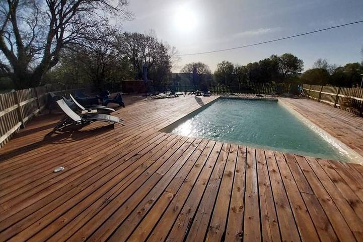 Location de vacances pour 42 personnes, avec Terrasse et Jardin à Rogue