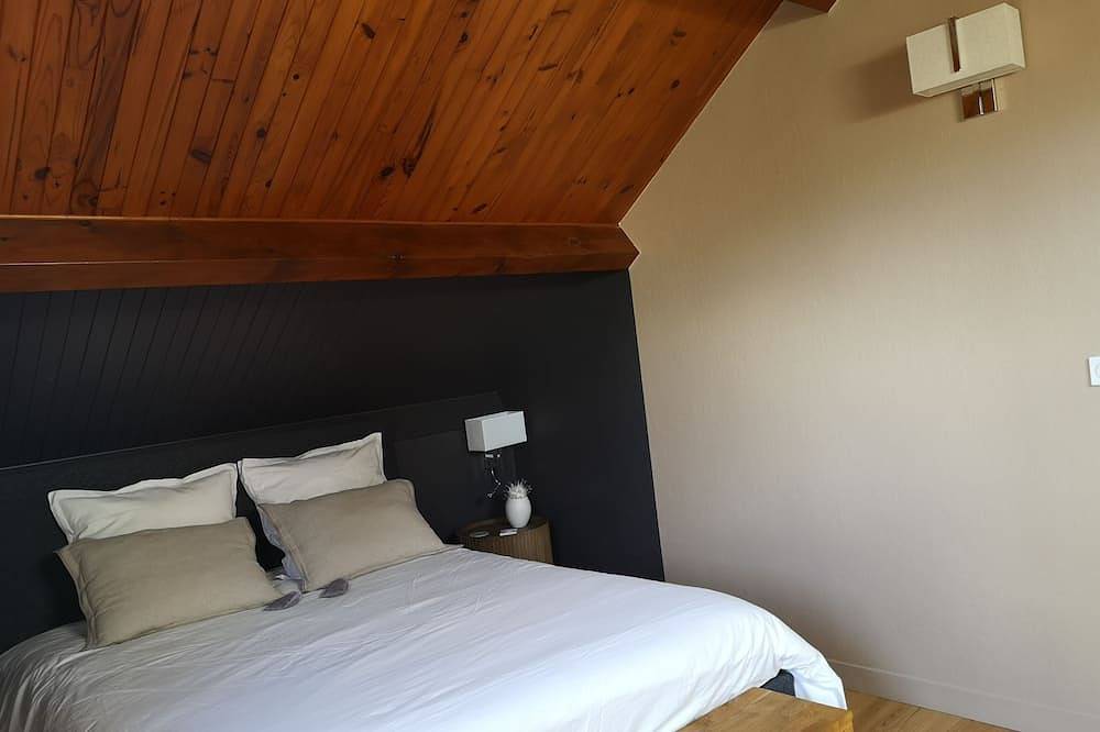 Comfortable garden house with veranda and jacuzzi in Le Chambon-sur-Lignon, Massif Central