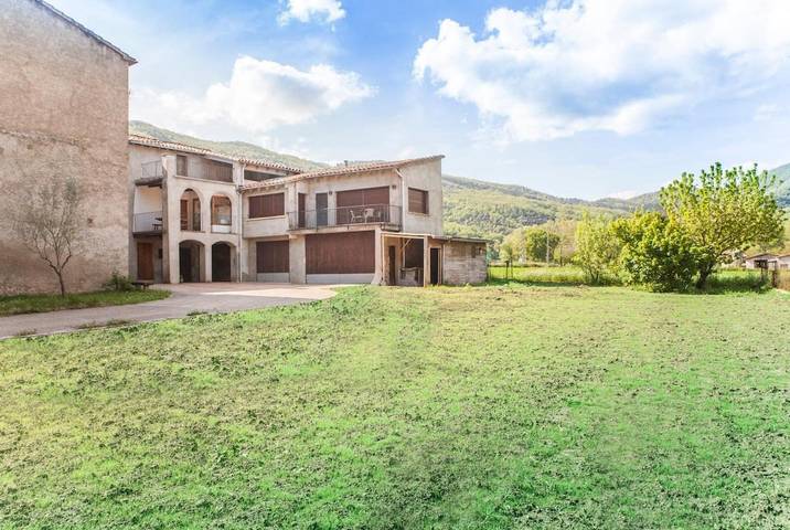 Casa rural para 14 personas, con vistas además de jardín y balcón en Vall de Bas