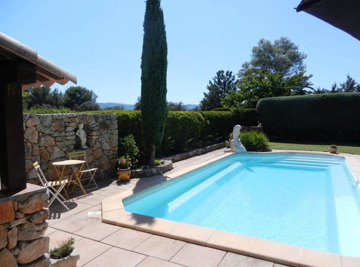 Gîte pour 6 personnes, avec terrasse ainsi que piscine et jardin