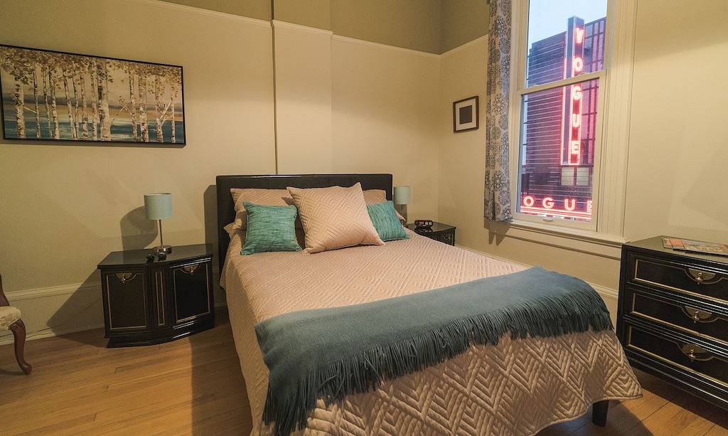 Ganze Wohnung, Schönes historisches Gebäude auf Manistee River Walk in Manistee, Manistee County