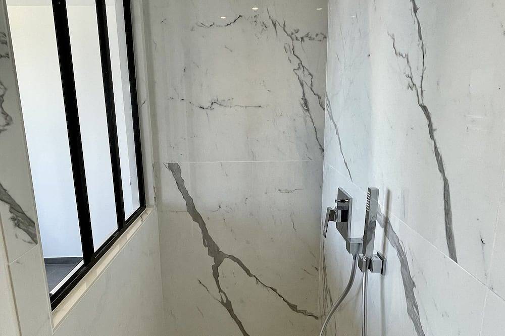 Appartement Tout Confort, Terrasse et accès Direct Mer, les Pieds dans L'Eau in Miomo, Santa-Maria-di-Lota