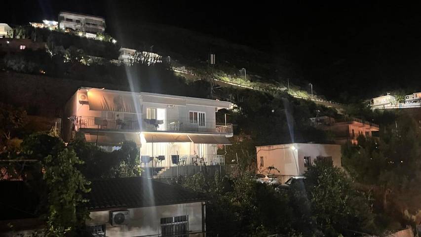 Gîte pour 3 personnes, avec jardin ainsi que vue et balcon dans Borsh