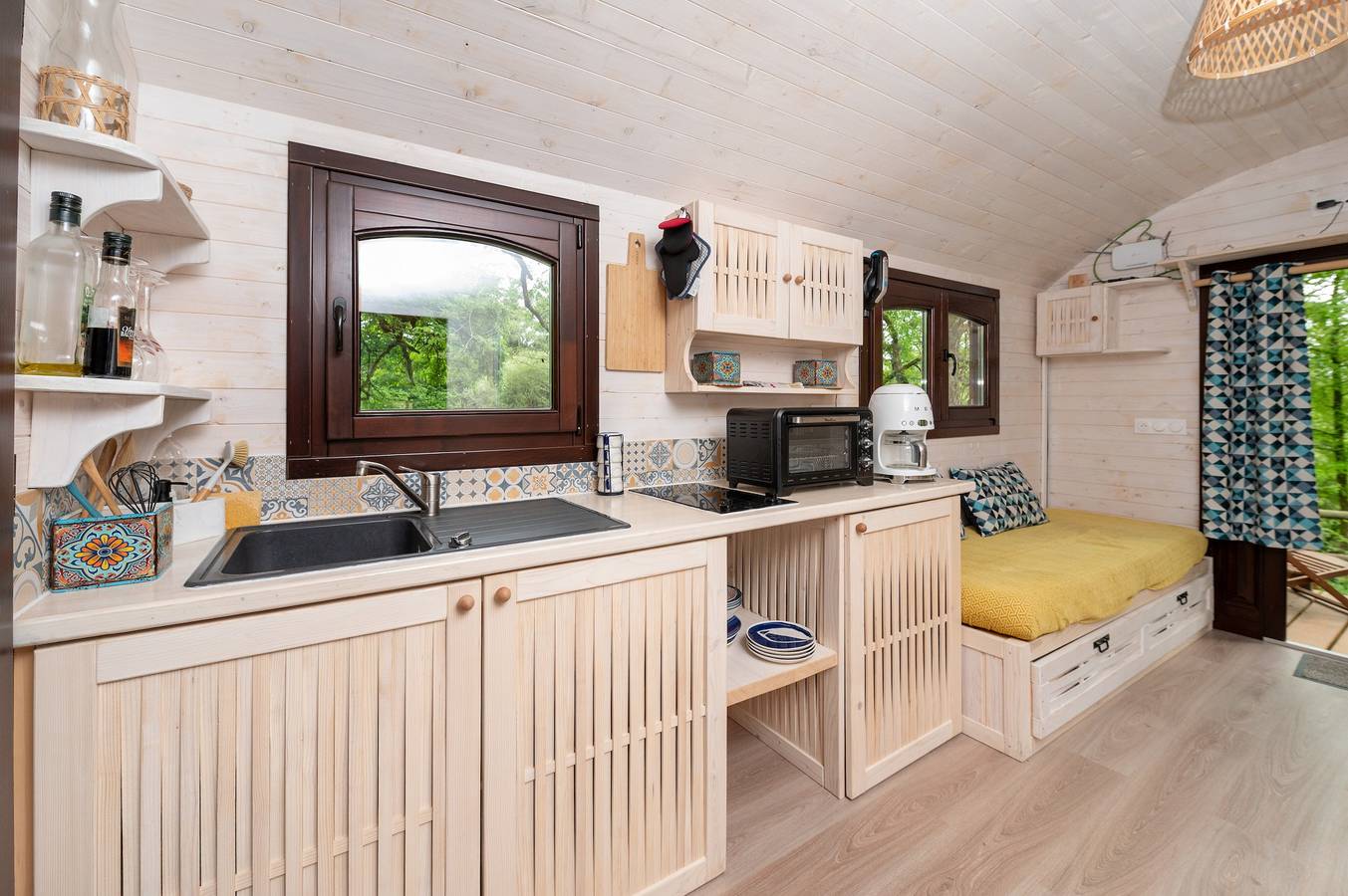 Studio entier, Studio « Roulotte du Moulin de Lesneve » avec terrasse privée, jardin privé et Wi-Fi in Saint-Avé, Parc naturel régional du Golfe du Morbihan