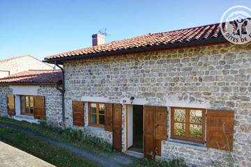 Gîte pour 6 personnes, avec terrasse à Essertines-en-Châtelneuf