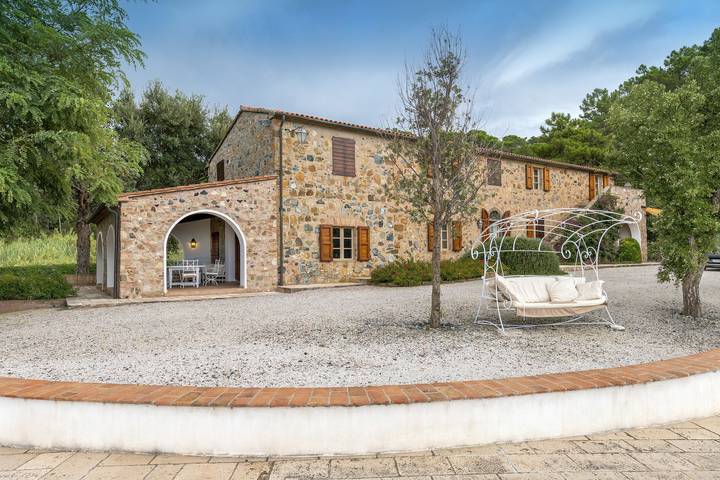 Villa 'Cava Alta' con vista mare, Wi-Fi e aria condizionata in Riparbella, Costa degli Etruschi