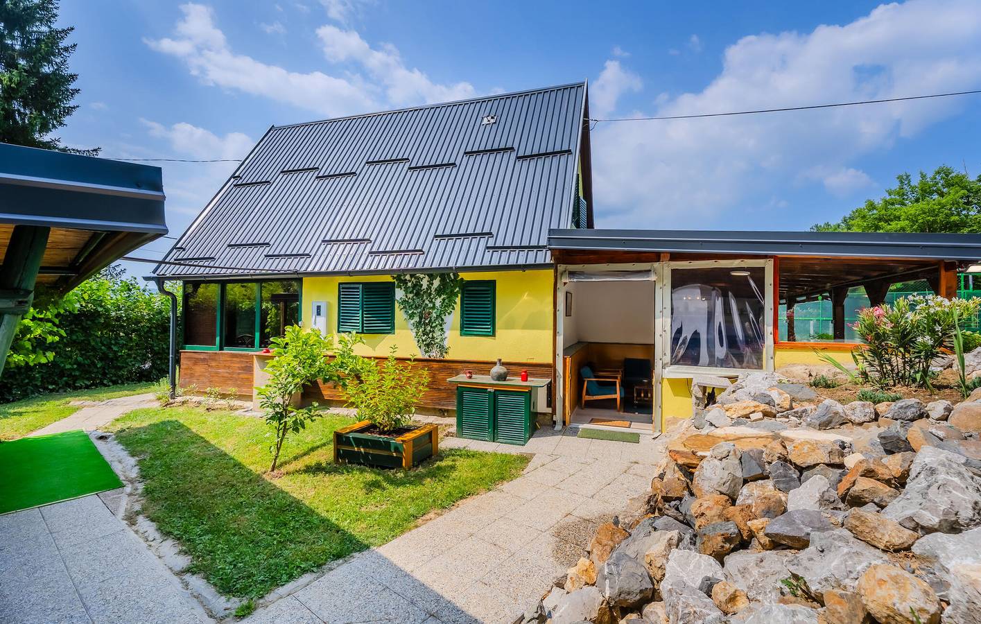 Reizende 2-Zimmer-Wohnung mit Pool, Terrasse und 2 km zum Strand in Sisak-Moslavina