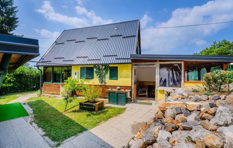 Reizende 2-Zimmer-Wohnung mit Pool, Terrasse und 2 km zum Strand in Sisak-Moslavina