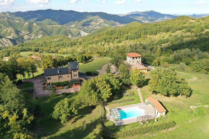Villa per 14 persone, con Terrazza e Giardino nonché Piscina e Panorama in Montefeltro