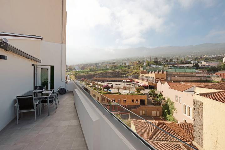 Casa vacacional 'Súper Ático Auditorio Centro' con terraza y Wi-Fi in Villa de La Orotava, La Orotava