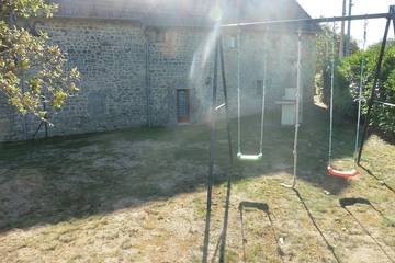 Location de vacances pour 7 personnes, avec jardin et piscine à Peyrat-la-Nonière