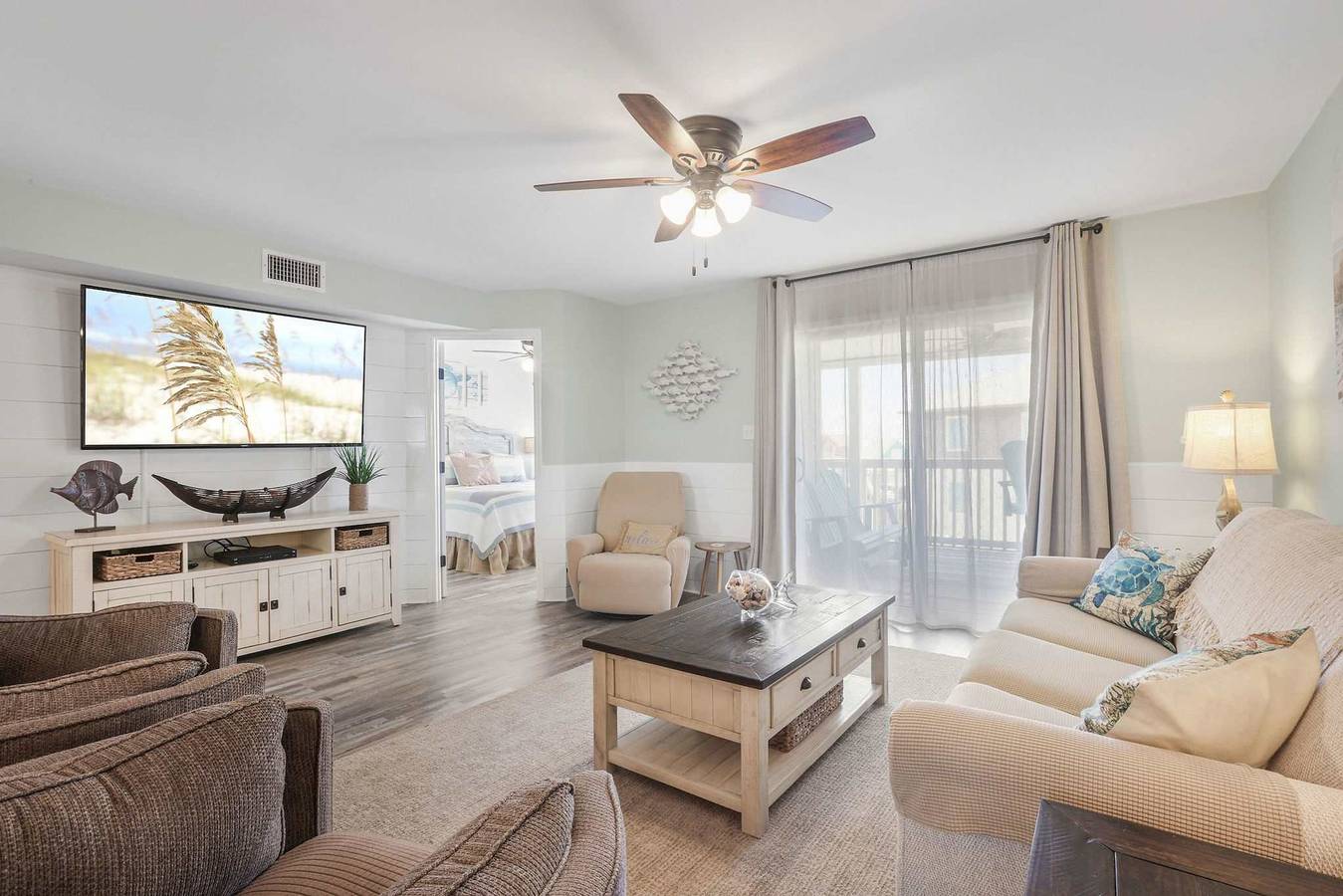 Entire apartment, Lagoon Landing 202- Beautifully decorated condo with balcony & pool, steps to beach & lagoon in Gulf Shores, Mobile Bay
