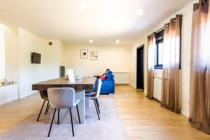 Casa rural para 8 personas, con jardín además de piscina y vistas, Se admiten mascotas en Chaves - 4