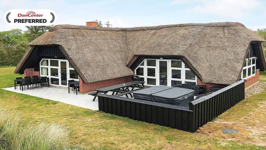 Ferienhaus für 10 Personen, mit Pool und Whirlpool sowie Terrasse und Sauna in Tirpitz Museum (Oksby)
