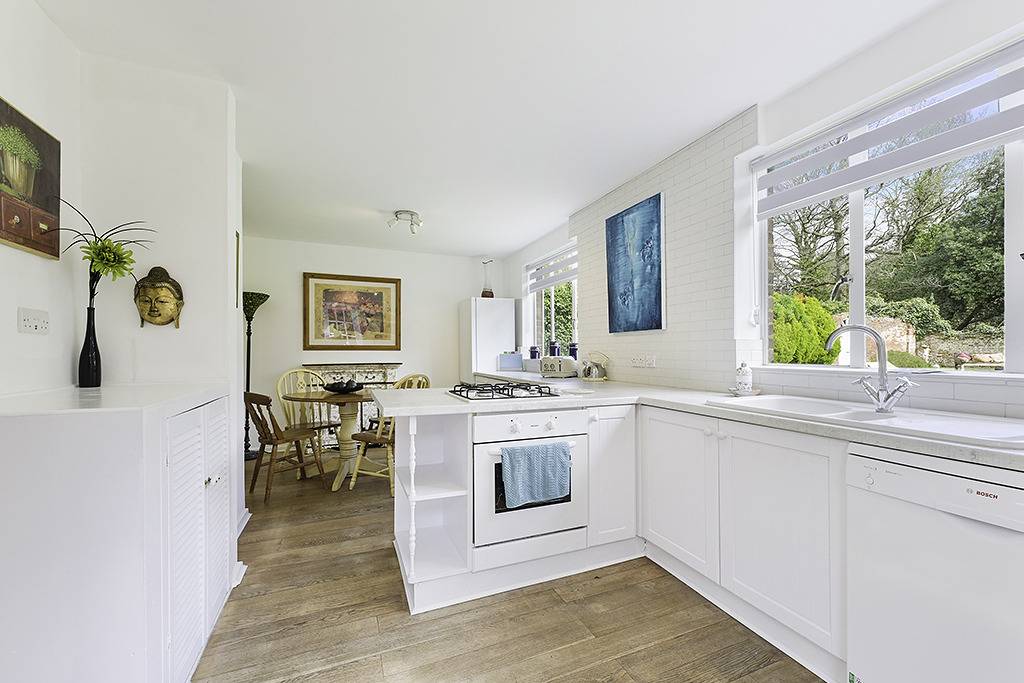 Hidden Cottage with Parking in Esher Surrey - Pass the Keys in Chessington World of Adventures, Surrey