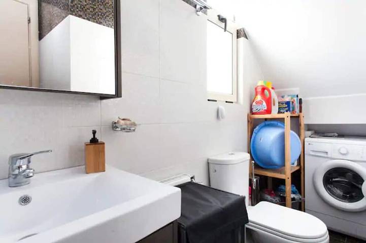 Ganze Wohnung, Geräumiges Apartment mit einer eigenen Terrasse und einem Whirlpool mit Blick auf die Akropolis in Zentral-Athen, Athen