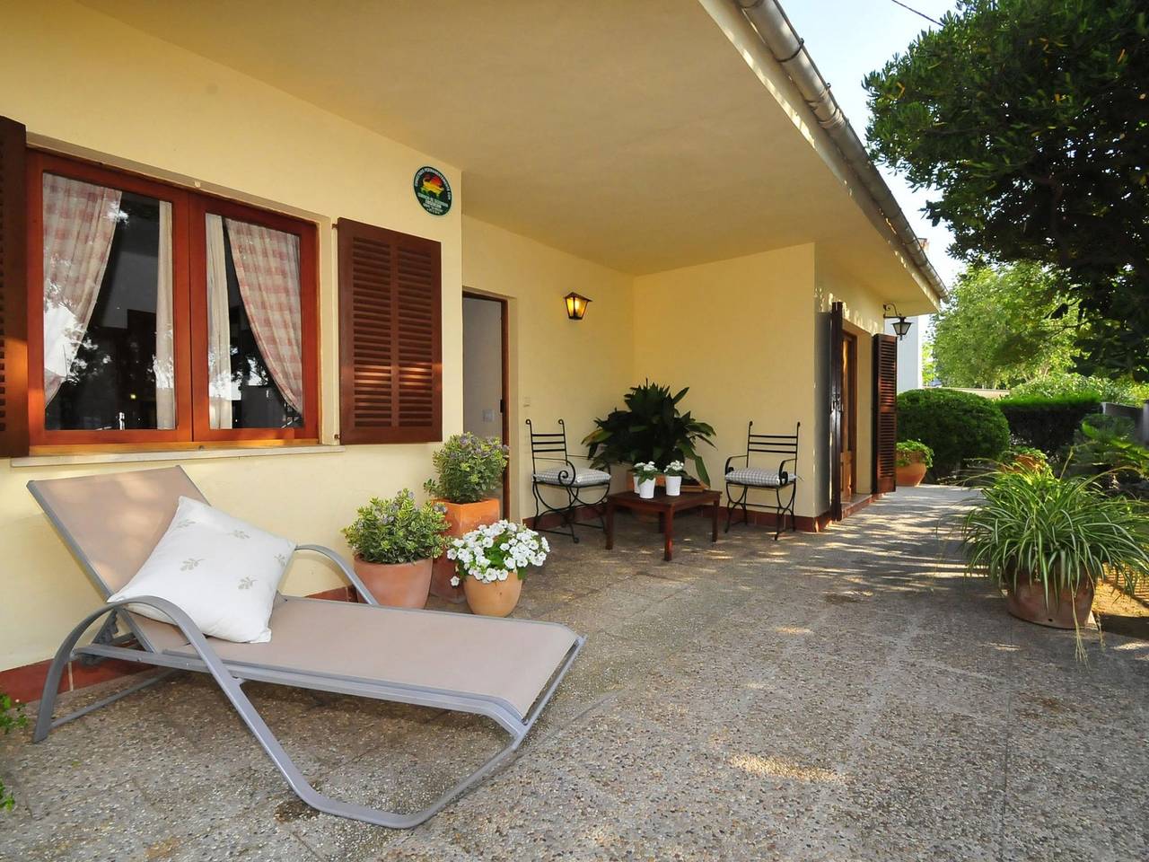 Well maintained house with garden 100m from the beach, patio, Bbq and wifi in Playa de Alcúdia, Alcúdia