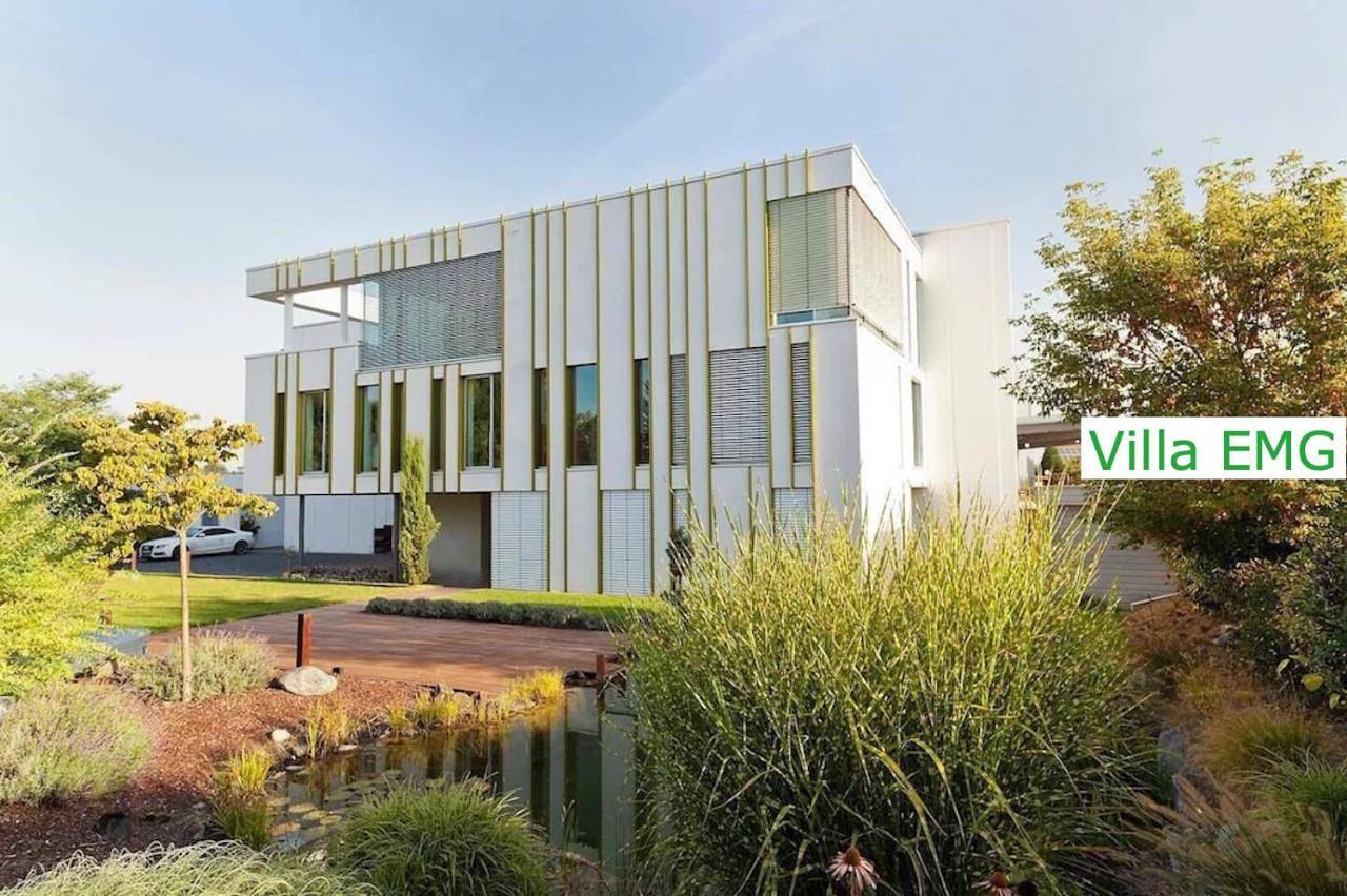 Luxus Design Ferienhaus Villa Emg Bensheim nah Frankfurt, Heidelberg mit Sauna, Schwimmteich, Garten für Familien und Gruppen bis 17 Personen in Bensheim, Bergstraße
