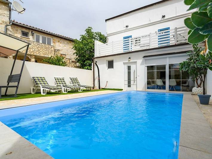 Ferienhaus für 8 Personen, mit Pool und Garten sowie Balkon