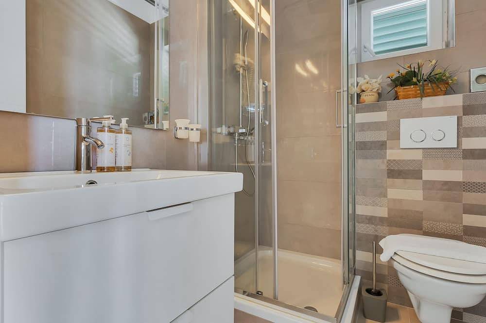 Ganze Wohnung, Villa Margitta mit Pool, Tennisplatz und Meerblick in Drašnice, Makarska Riviera