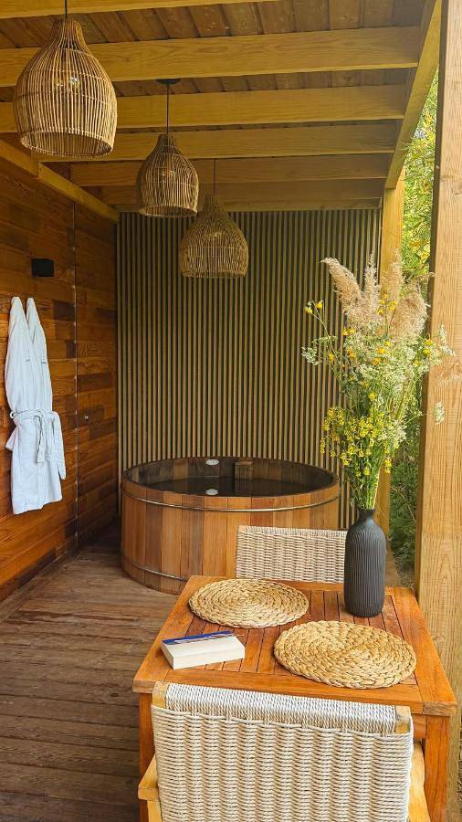 Escapade luxe avec bain nordique privatif au bord du canal in Montcresson, Région de Montargis