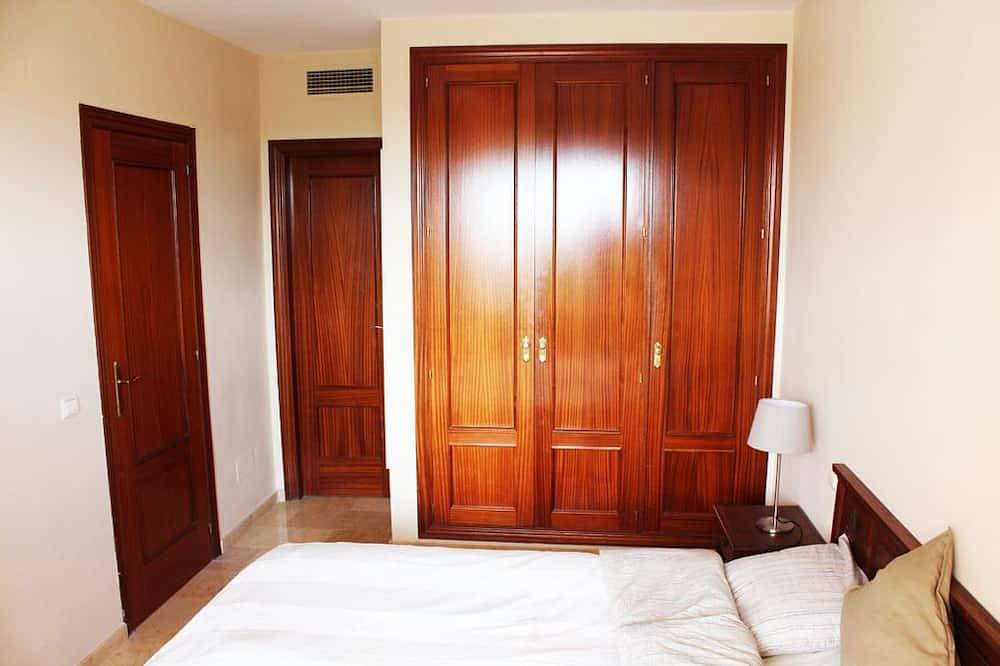 Geheel appartement, Appartement Costabella / Marbella, uitzicht op zee, zwembad, vlakbij het strand / Wifi in Las Chapas, Marbella