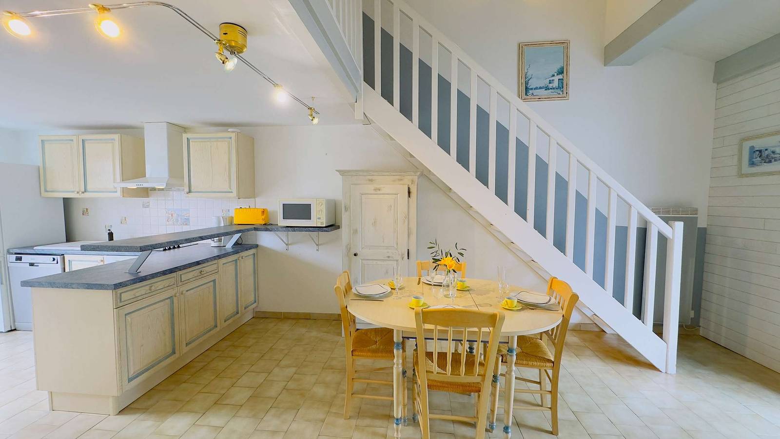 Entire holiday apartment, House in residence close to beaches and shops in La Couarde-sur-Mer, Ile de Re