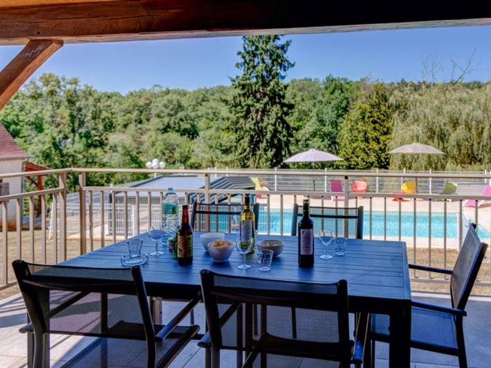 Location de vacances pour 4 personnes, avec Terrasse ainsi que Jardin et Piscine à Gourdon
