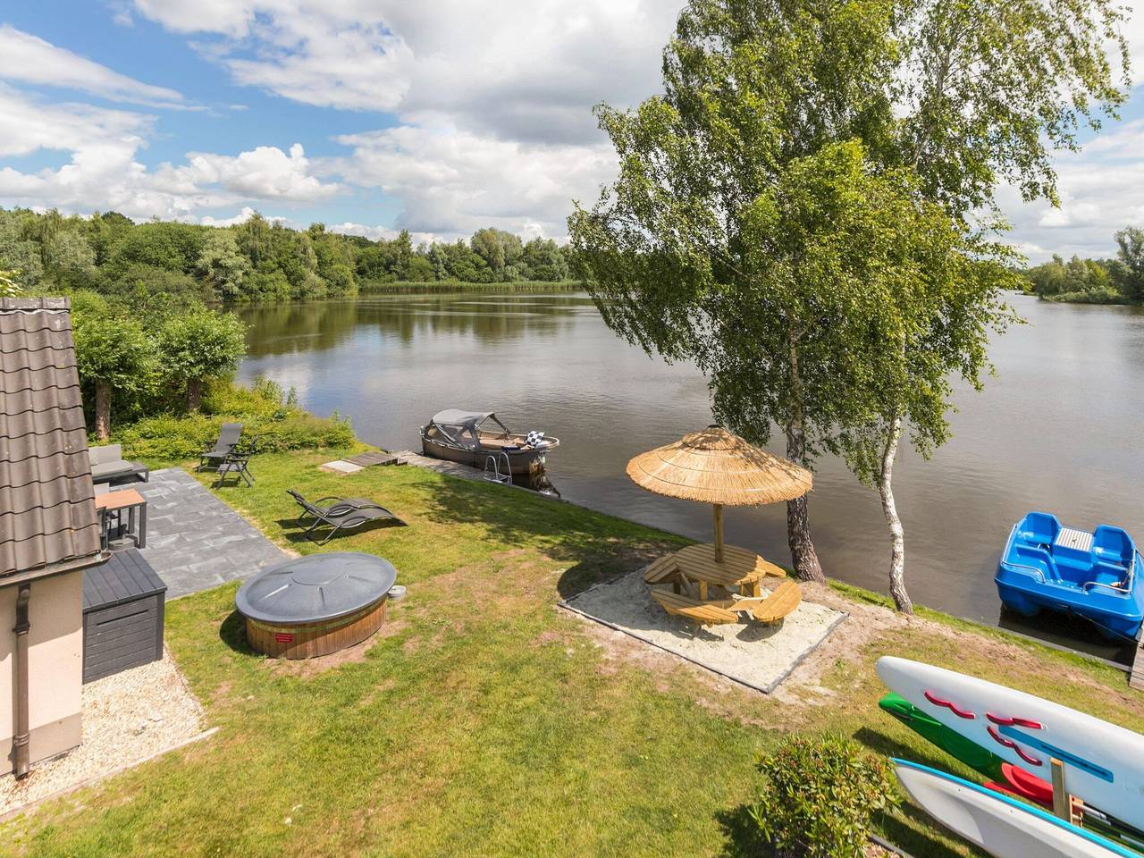 Smaakvolle rietgedekte boerderijwoning met welness in Vlagtwedde, Provincie Groningen