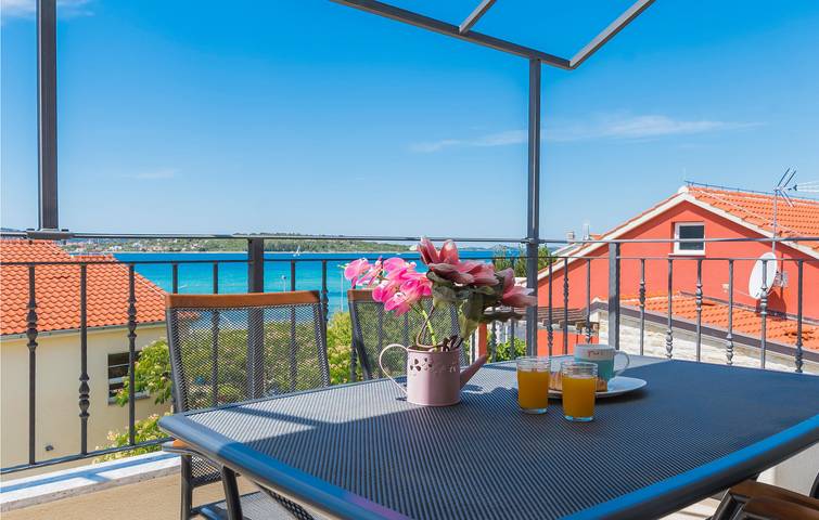 Ganze Ferienwohnung, Coastal Escape: Apartment mit Meerblick, WLAN, Parkplatz und Terrasse in Srima, Šibenik-Knin