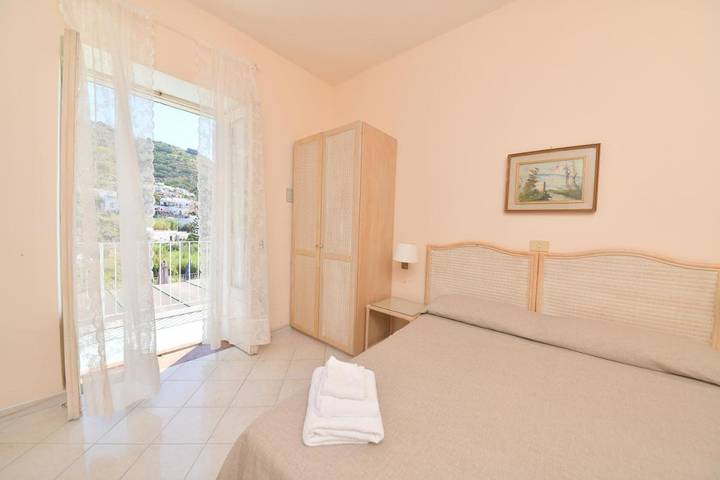 Hôtel pour 3 personnes, avec balcon ainsi que jardin et piscine dans Ischia - 4