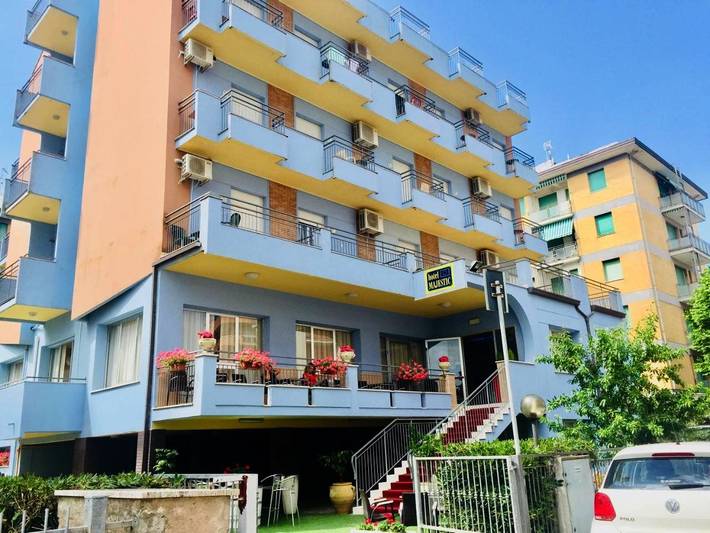 Hotel für 4 Personen, mit Balkon und Terrasse sowie Garten