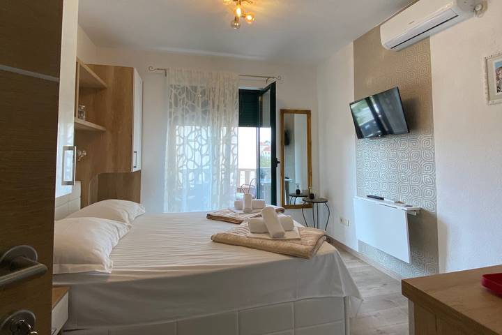 Apartament wakacyjny dla 2 osób, z basen i balkon/ taras w Promajna
