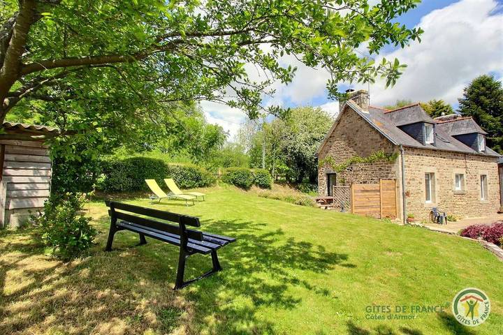 Gîte pour 4 personnes, avec Terrasse ainsi que Jardin et Vue à Plouaret