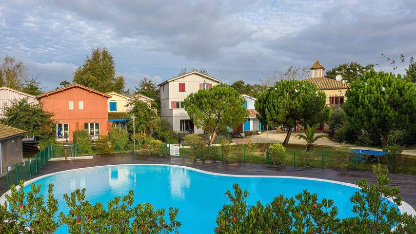 Studio pour 3 personnes, avec terrasse et piscine, adapté aux familles
