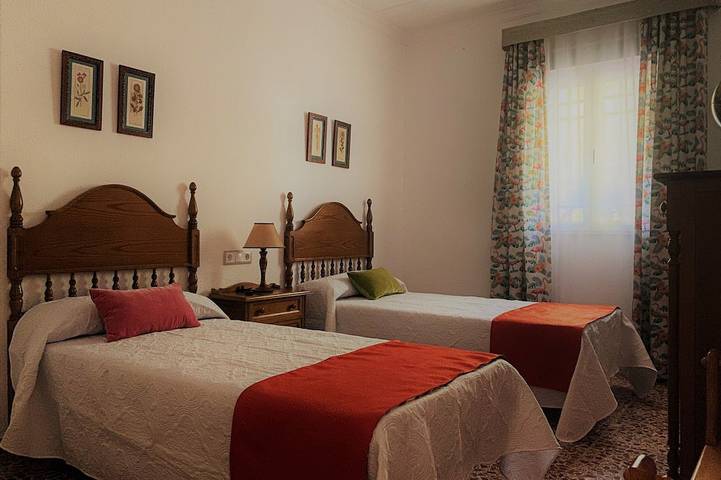 Villa with Garden and Fireplace overlooking the Colgada de Ruidera Lagoon in Ossa de Montiel, Lagunas de Ruidera Naturpark