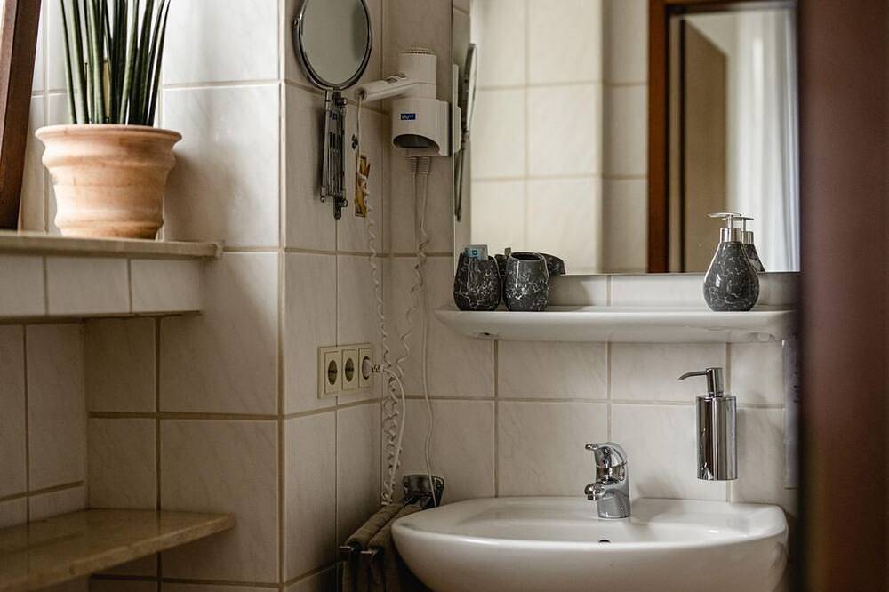 Weinatrium Wallerath Ohg - Doppelzimmer mit Dusche und Wc in Schweich, Moseleifel