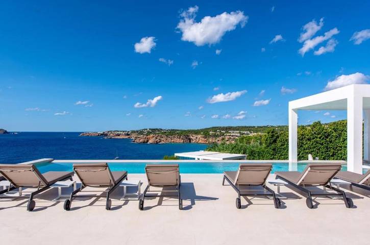 Location de vacances pour 12 personnes, avec piscine ainsi que jardin et jacuzzi à Cala Tarida - 2