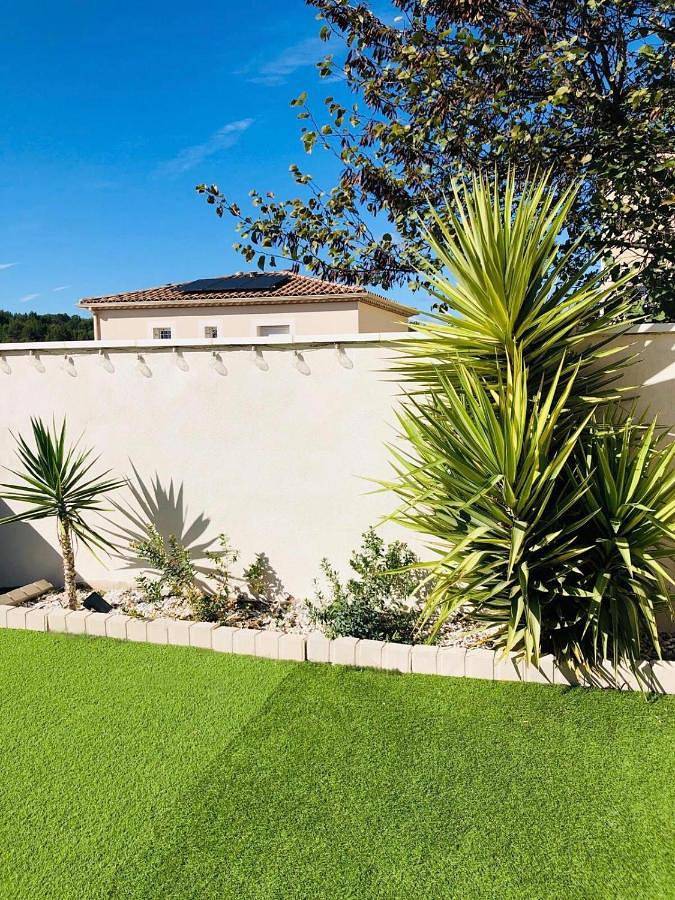 Location de vacances pour 4 personnes, avec vue ainsi que piscine et terrasse à Milhaud - 3