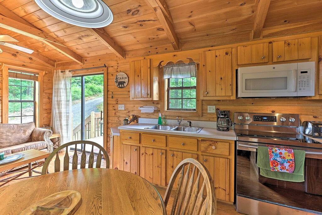 Quaint Log Cabin w/ Views Near West Jefferson in Ashe County