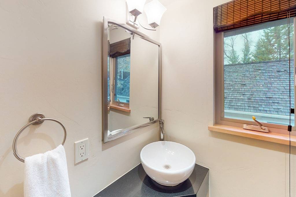 Ganze Wohnung, Attractive Condo 1 Mile From Ski Resort w/Deck, Mountain Views, Free Wifi, W/D in Aspen, Aspen Snowmass