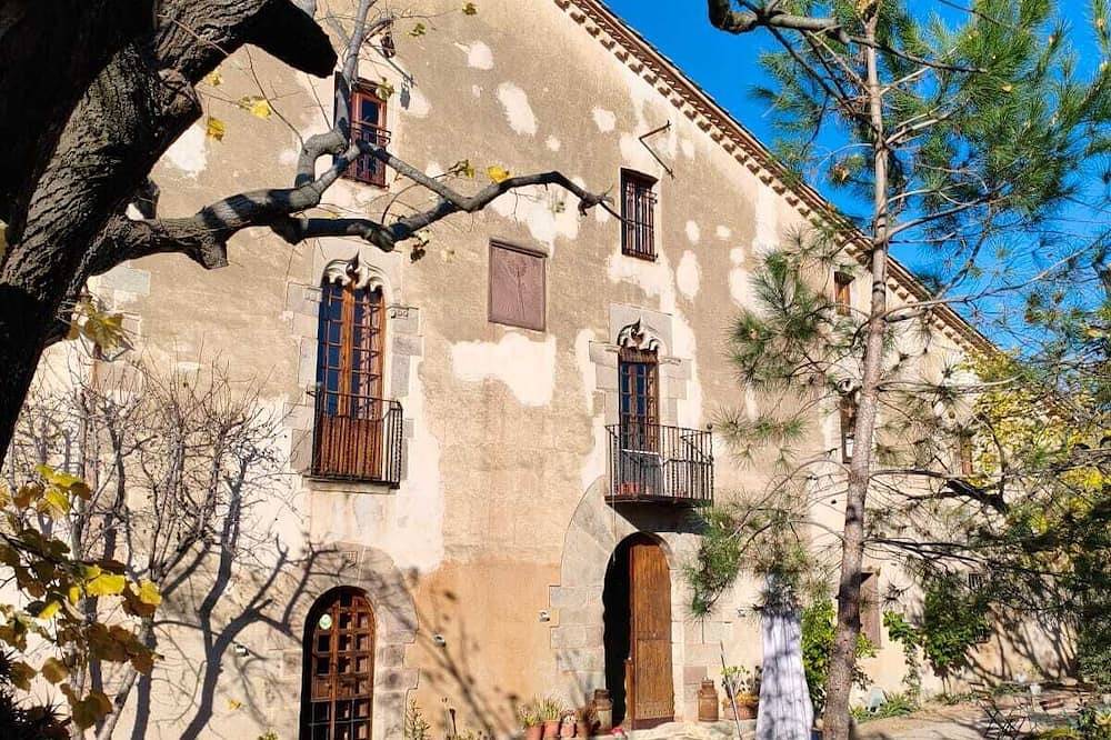 13th-Century Restored Masia with 5 Rooms – Nature Retreat in La Garriga in La Garriga, Interior de Barcelona