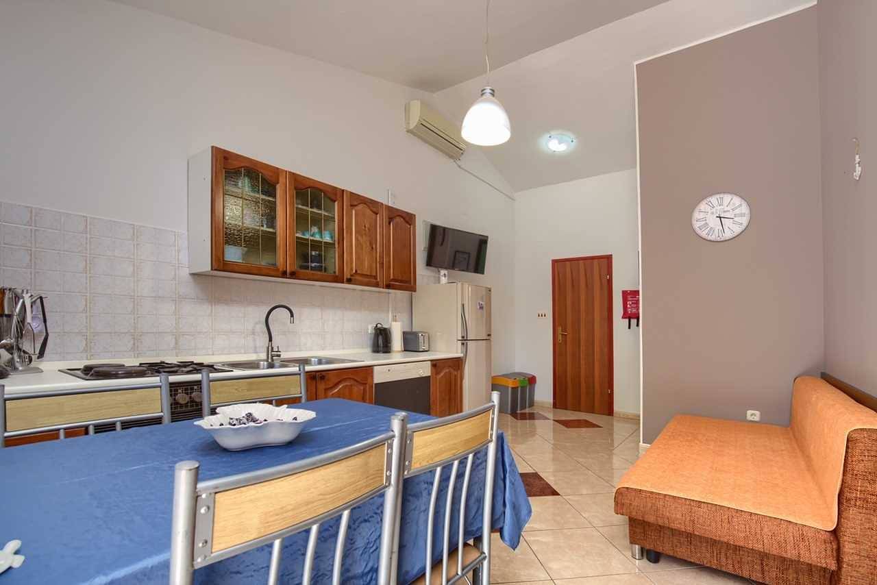 Entire apartment, Cozy 2-Bedroom apartment, Pet Friendly in Vinkuran, Southcoast Istria