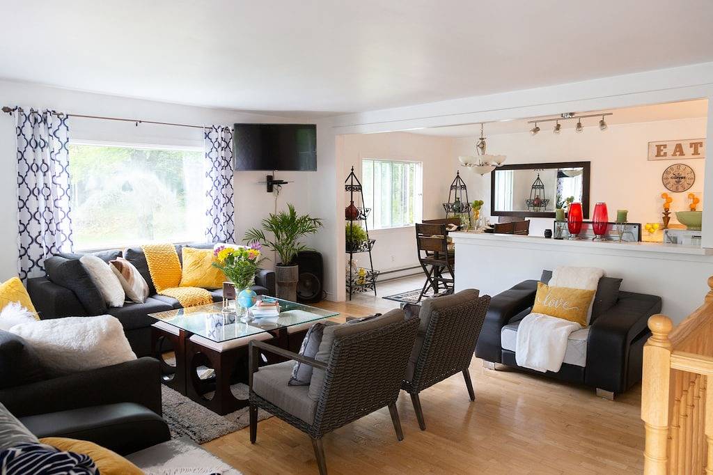 Cozy Family Cottage, Sleeps up to 10 Persons & Fully Equipped in Hastings Highlands, Ontario